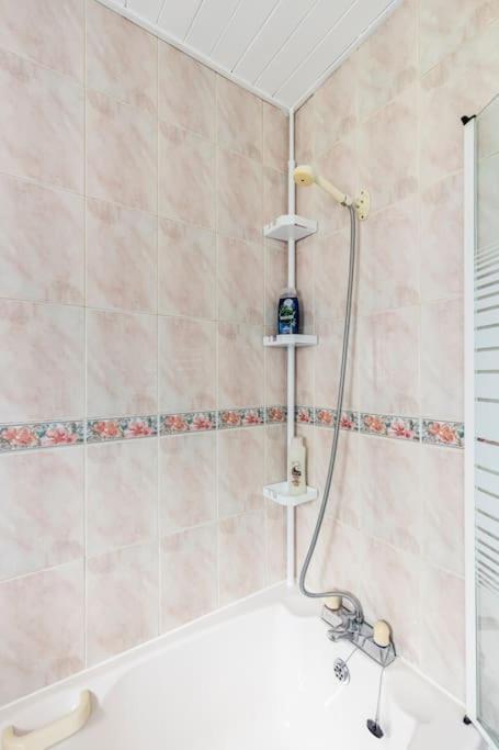 Entire Charming 5-Bed House In Darwen Blackburn Bb1 Free Parking Roadside Rishton المظهر الخارجي الصورة