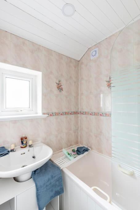 Entire Charming 5-Bed House In Darwen Blackburn Bb1 Free Parking Roadside Rishton المظهر الخارجي الصورة