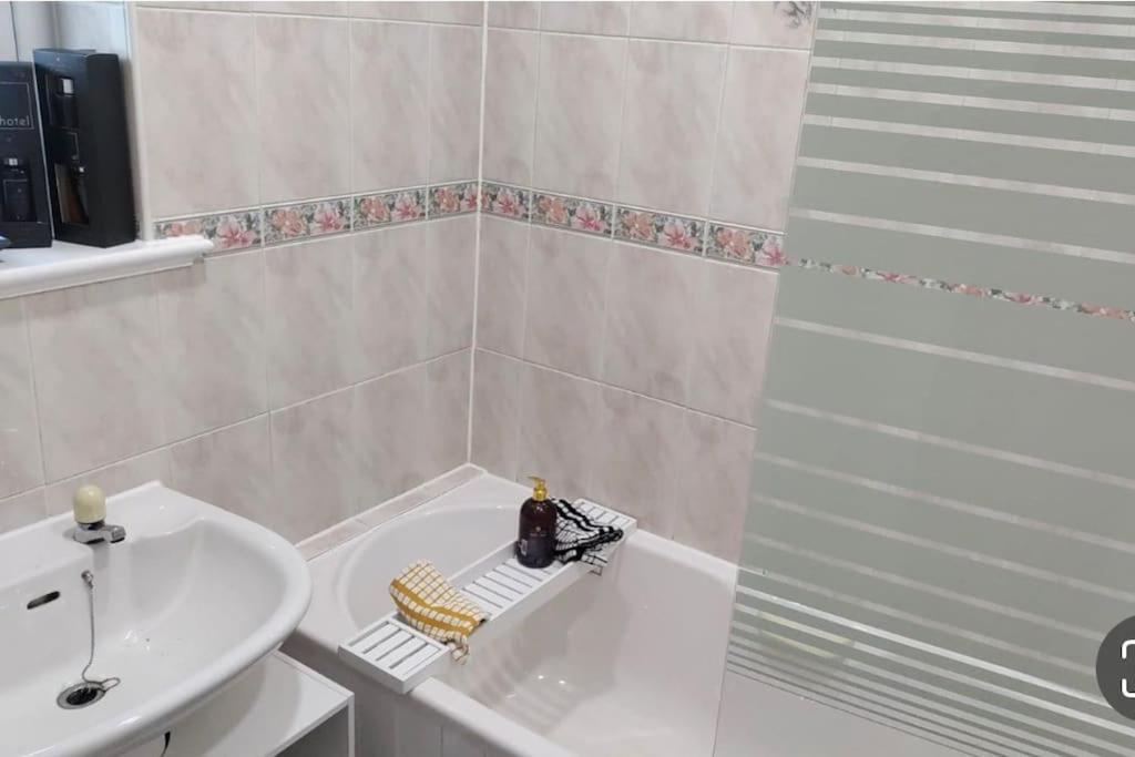 Entire Charming 5-Bed House In Darwen Blackburn Bb1 Free Parking Roadside Rishton المظهر الخارجي الصورة